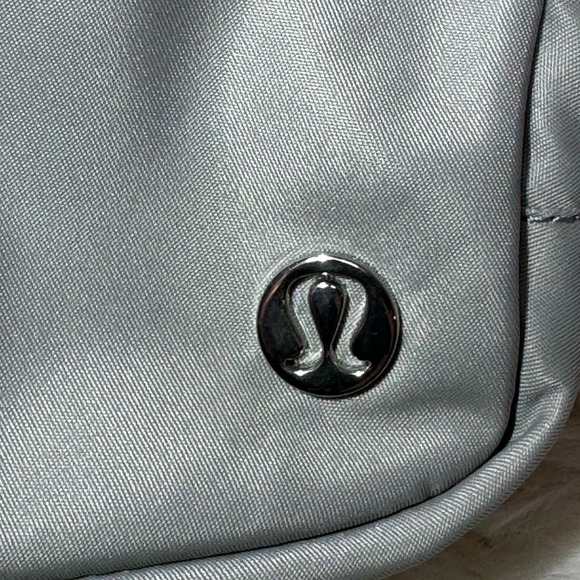 Lululemon Athletica Everywhere belt bag 1L Silver Drop - Picture 7 of 17